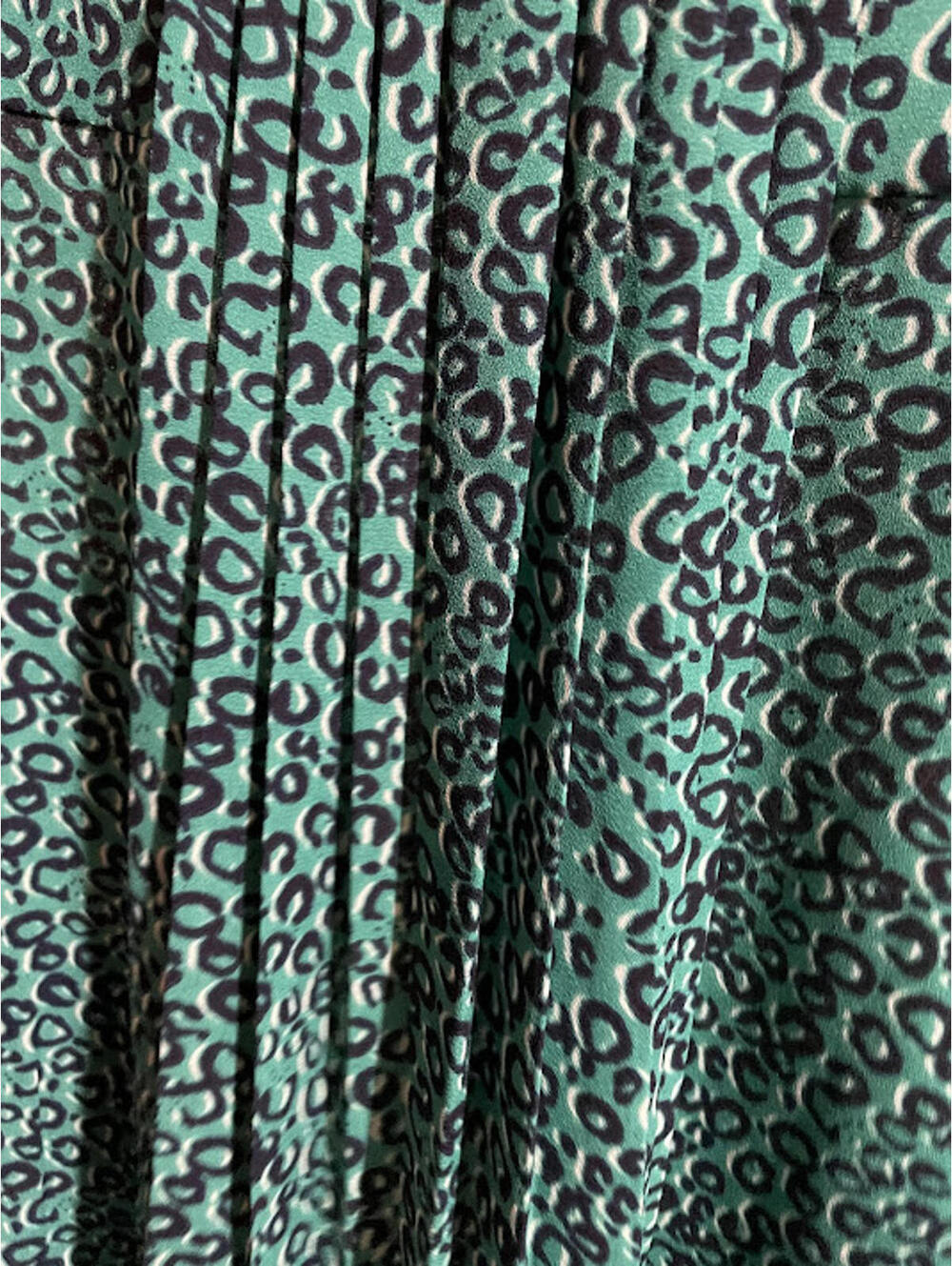 NYDJ Pintuck Blouse Top Women's L Green Black Animal Leopard Print Lightweight - Picture 7 of 11